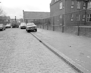 880548 Gezicht in de St.-Bonifaciusstraat te Utrecht, met rechts het rooms-katholieke scholencomplex en op de ...